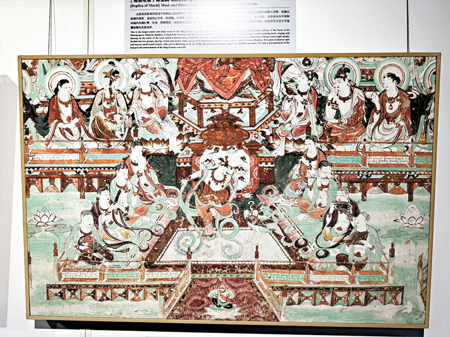 ●現場可見不少音樂舞蹈壁畫，展現敦煌佛教藝術風格。圖為《舞樂圖》（複製壁畫）。