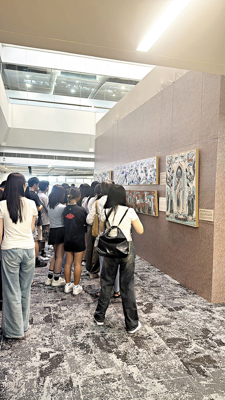 ●「夢幻敦煌：重現敦煌大美之境」正於港大圖書館展出，吸引不少市民於炎炎夏日中前來觀看。