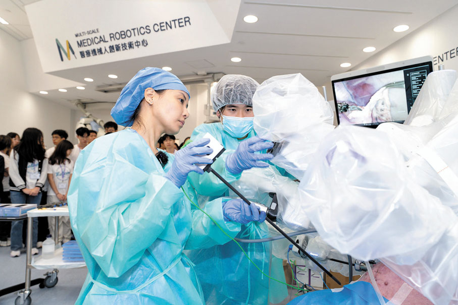 ●陳詩瓏醫生以及兩名港中大醫科生助手參與是次手術。港中大圖片