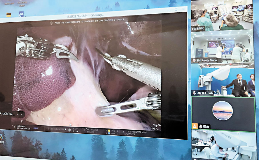 ●圖中電視熒幕顯示身處上海及倫敦的外科醫生遠程遙距操作位於香港的腹腔鏡手術機械人遙距平台，成功實時對置於香港的豬模型進行手術。港中大圖片