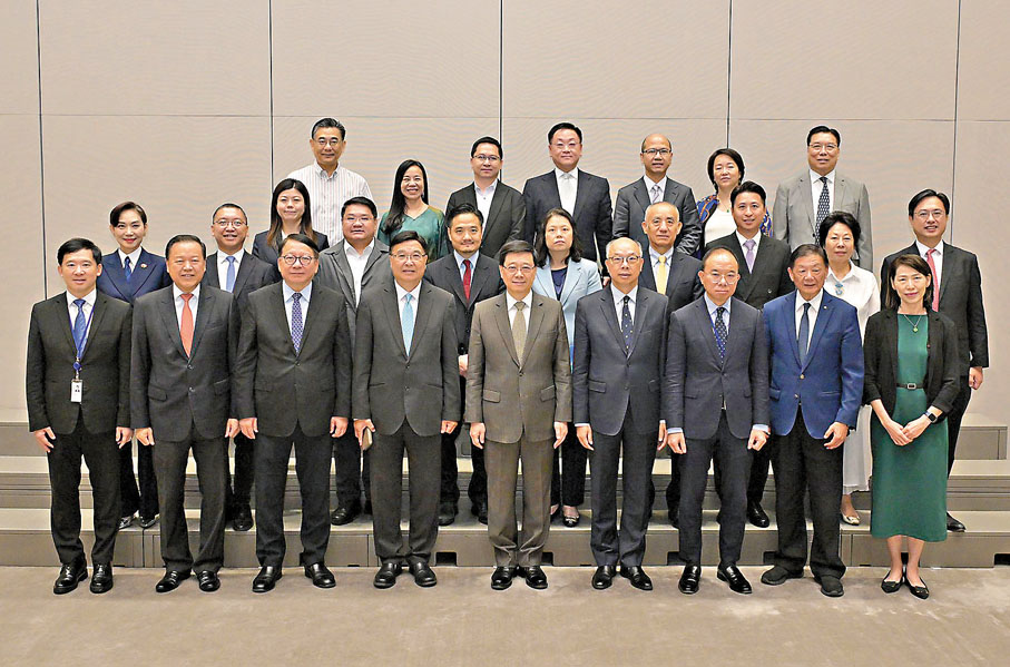 ●行政長官李家超日前與多名港區全國人大代表會面，聽取他們對新一份施政報告的意見。沈豪傑Fb圖片