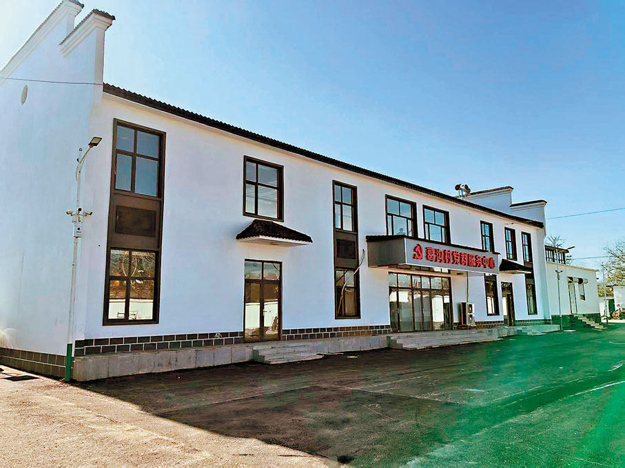 ●葛溝村新建的綜合樓。   香港文匯報記者馬靜  攝