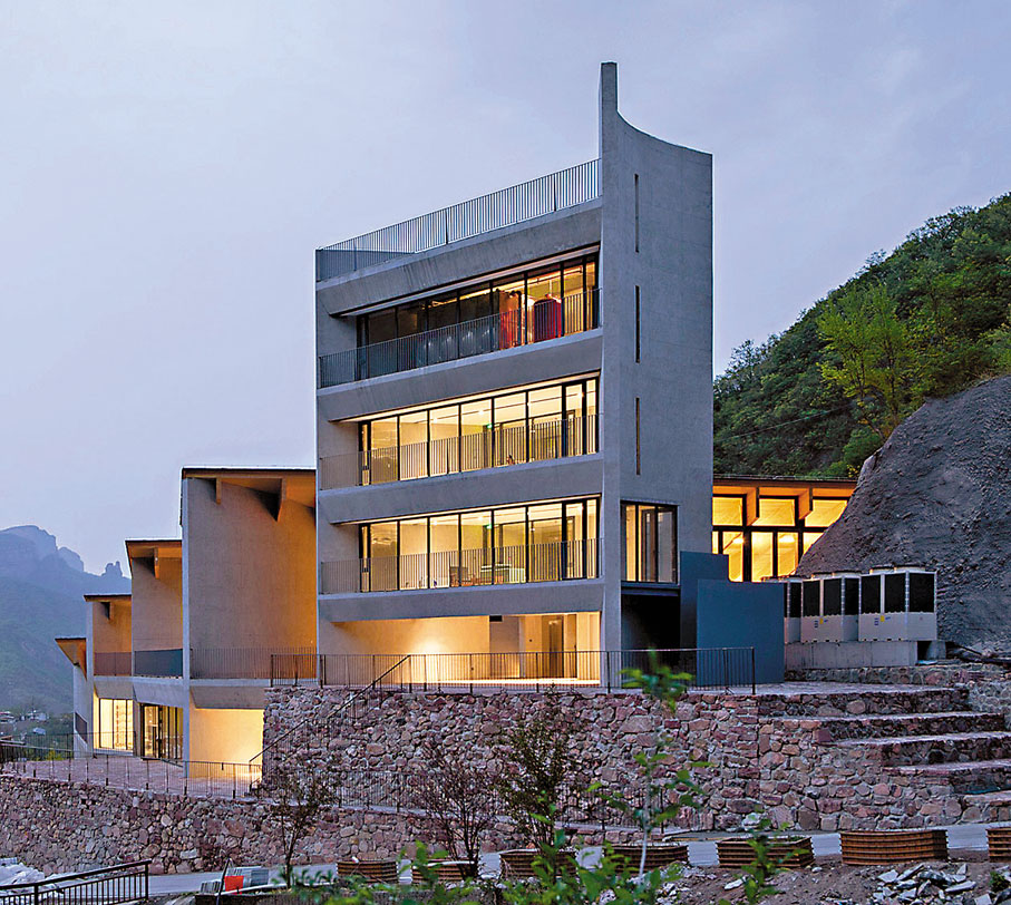 ●嶂石岩風景區內的岩美術館。香港文匯報河北傳真