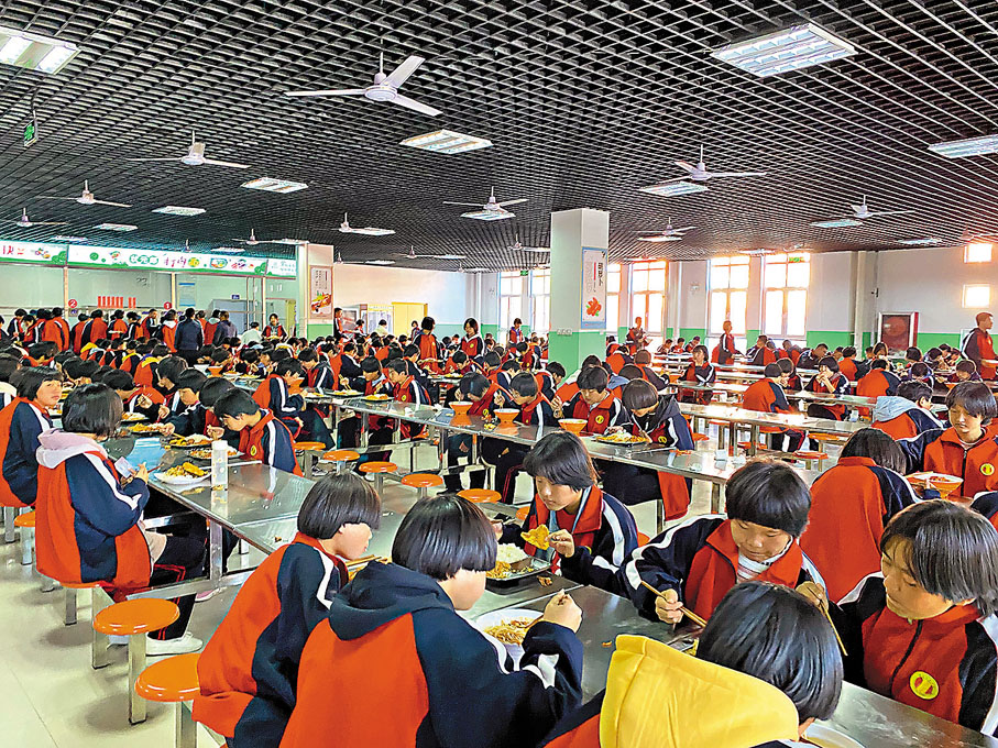 ●學生們在贊皇中學新餐廳就餐。香港文匯報河北傳真