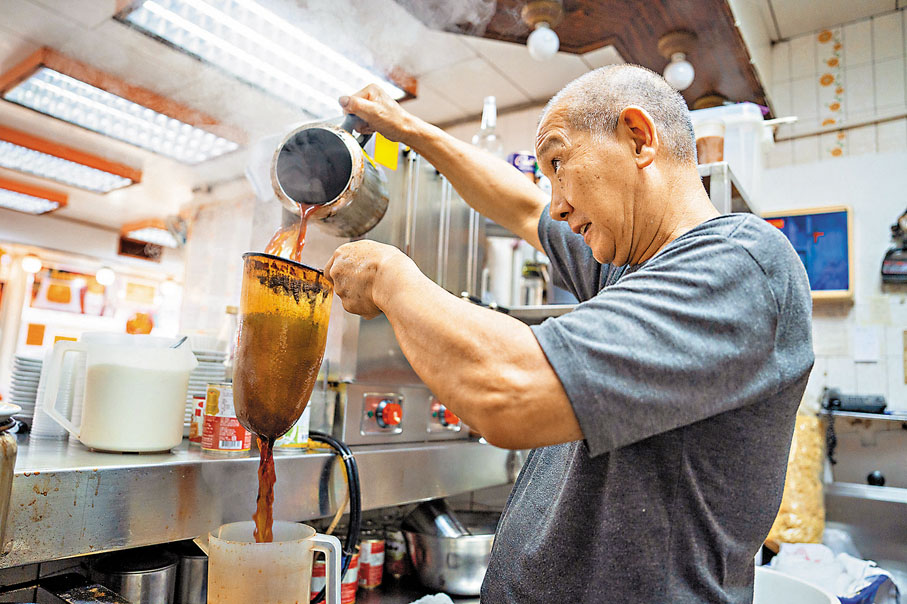●合利（洪記）茶餐廳主理人朱煥洪在製作絲襪奶茶。作者供圖