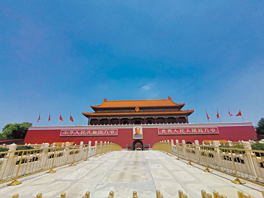 ●完成維護的天安門城樓煥然一新，朱紅色的牆體與金色琉璃瓦遙相呼應，巨大的國徽在陽光下熠熠生輝。 香港文匯報記者馬曉芳  攝