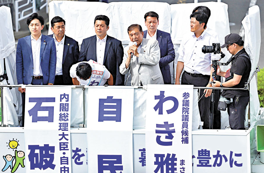 ●石破茂（持咪者）在橫濱參加參議院選舉的競選集會。 路透社