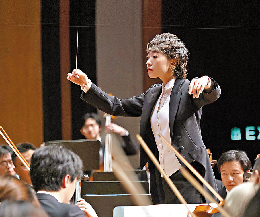●李楠指揮樂團演出。