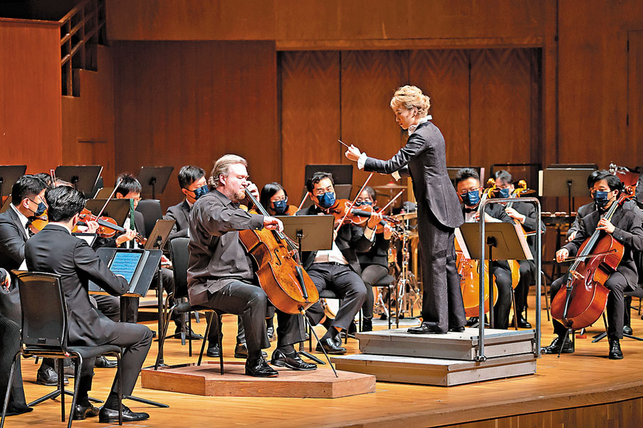 ●李楠帶領樂團與港樂首席大提琴鮑力卓合作。