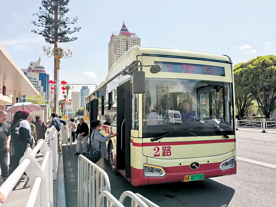 ●停靠在八樓的2路汽車