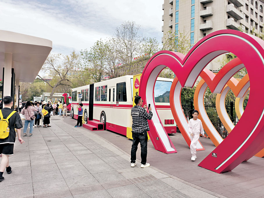 ●遊客在八樓主題車站打卡留念。