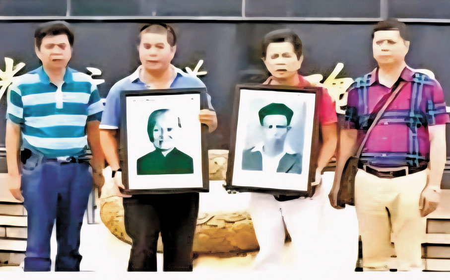 ●蔡長世四個孫子手捧爺爺奶奶的遺像在雲南畹町南洋華僑機工紀念碑前祭拜。 作者供圖