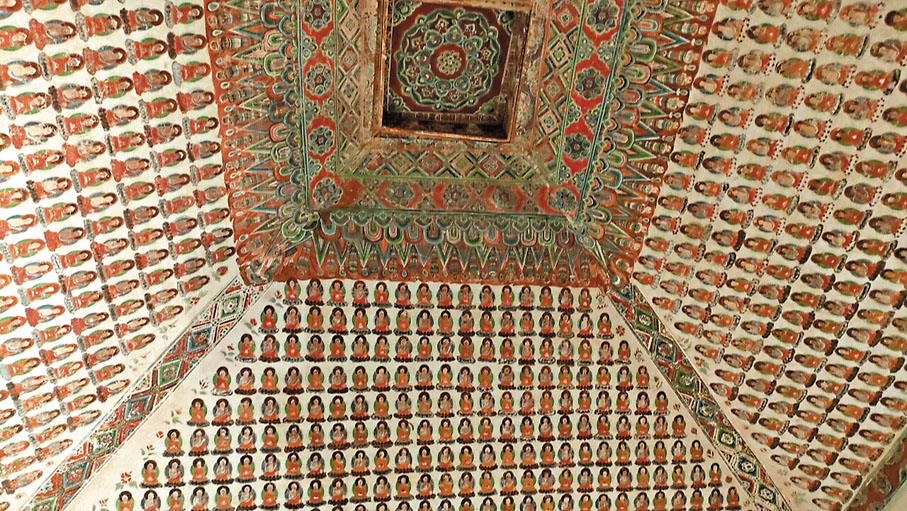 ●320窟的藻井畫於盛唐時期，一朵寶相花居於中央，雍容典雅地綻放。 作者供圖