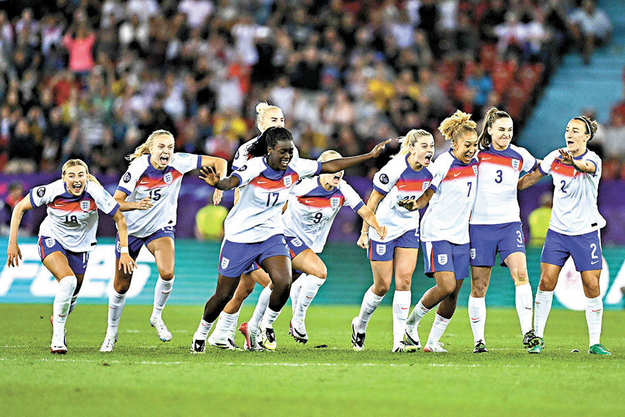 ●英格蘭女足球員慶祝勝利。  法新社