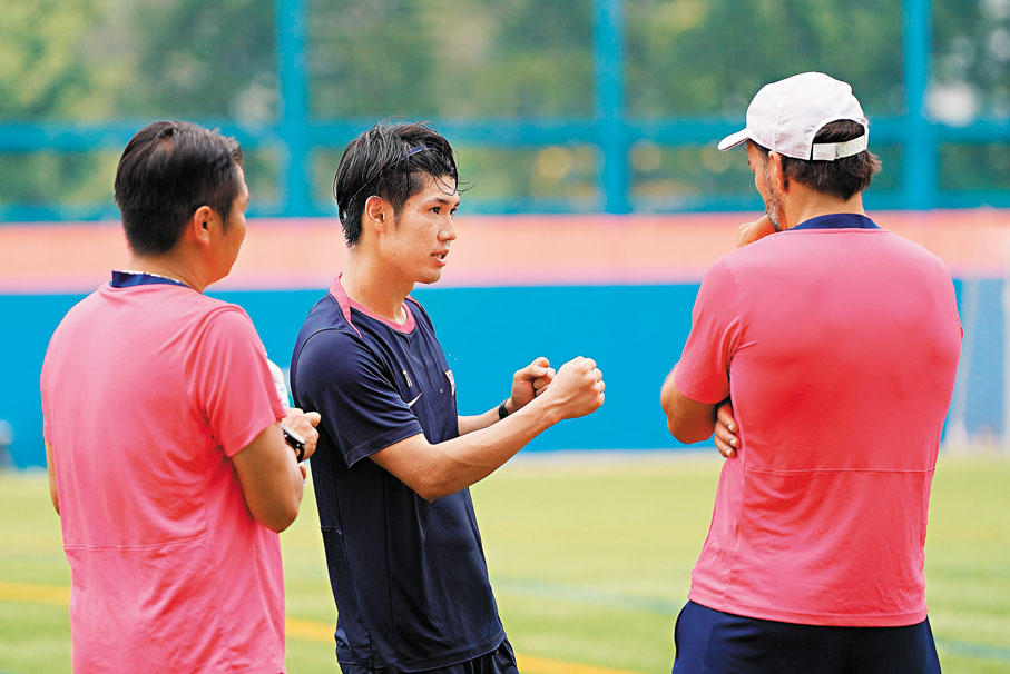 ●重返傑志的日援神田夢實（中）與教練團進行交流。