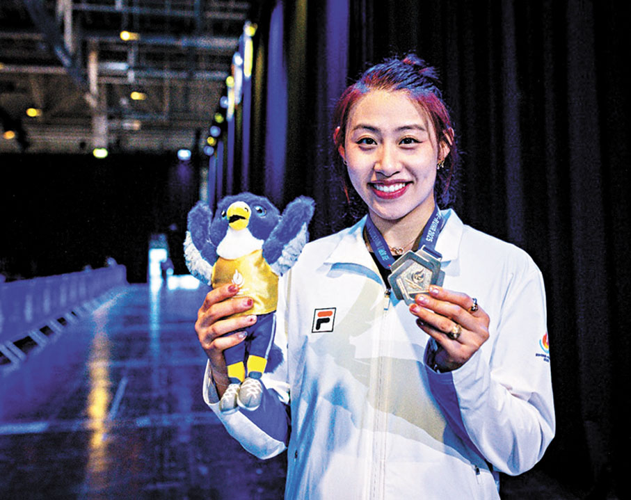 ●佘繕妡手持世大運女重金牌，展露勝利喜悅。世大運圖片
