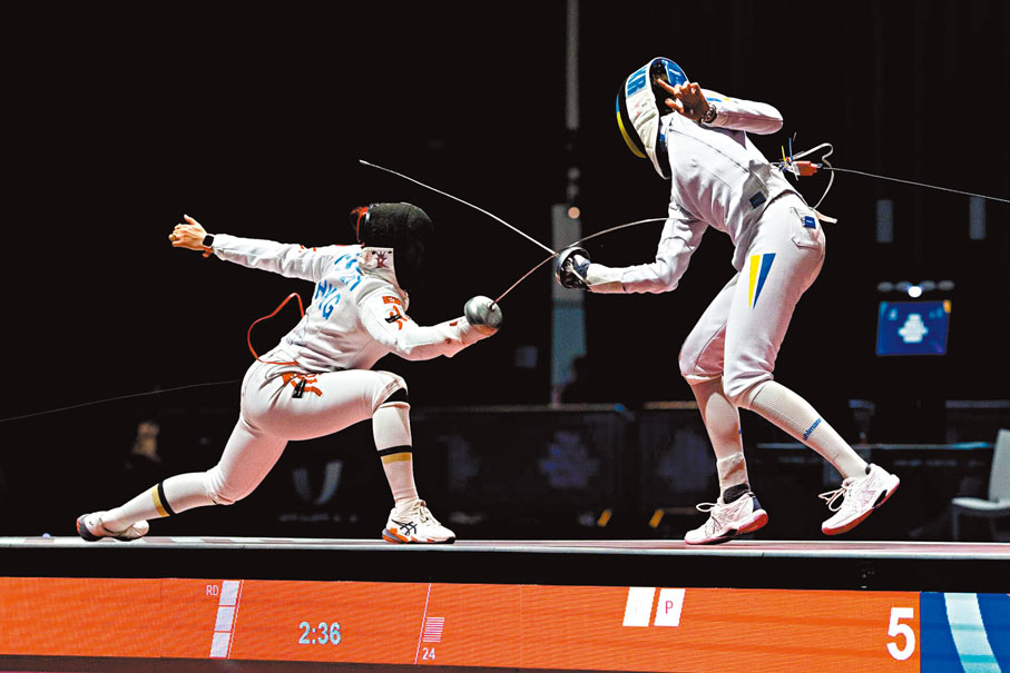 ●佘繕妡（左）以「決一劍」絕殺對手，成功奪金。世大運圖片