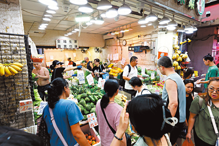 ●土瓜灣街市昨日的豬肉及蔬菜檔生意暢旺。 香港文匯報記者北山彥  攝