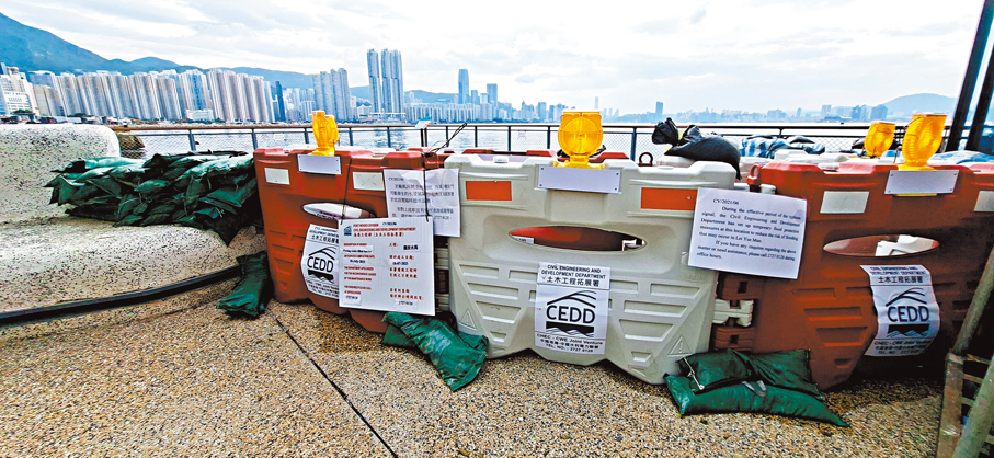 ●政府在鯉魚門岸邊放置水馬和沙包。    香港文匯報記者鄧偉明  攝