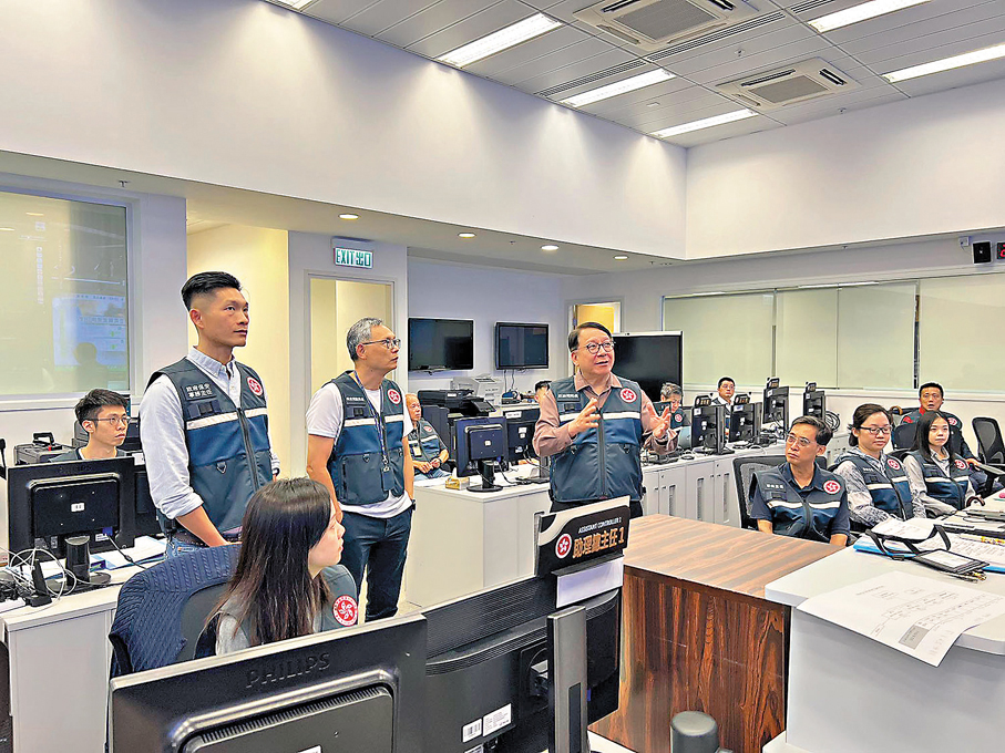 ●陳國基視察緊急事故監察及支援中心。 Fb圖片