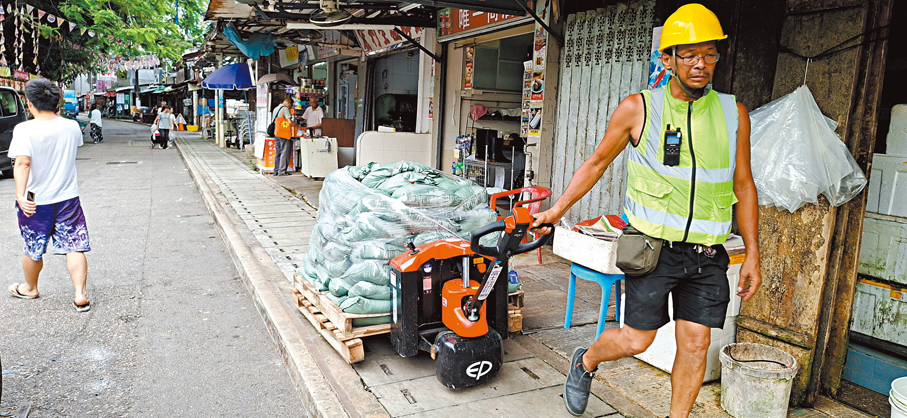 ●渠務署昨日運送沙包至鯉魚門三家村。香港文匯報記者鄧偉明  攝