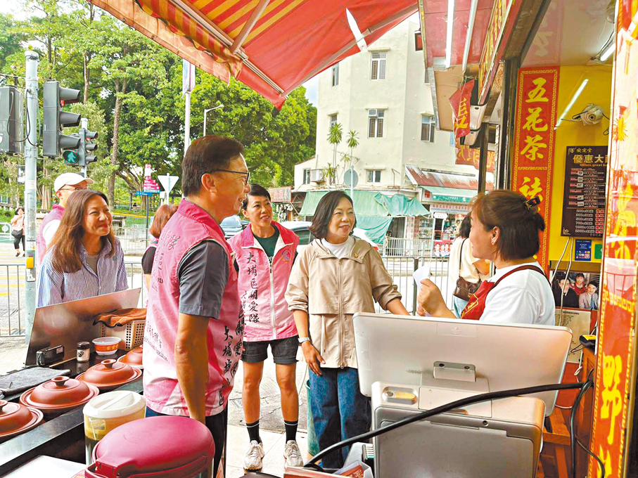 ●麥美娟昨日前往多區視察預防水浸工作，提醒市民及商戶注意安全。 Fb圖片