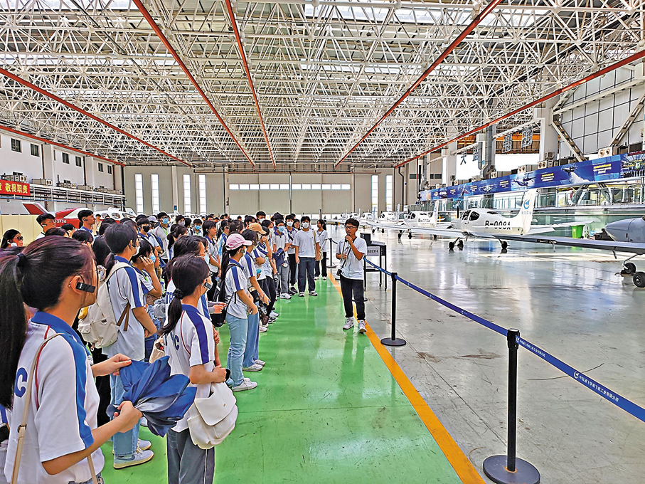 ●教育界人士認為，香港要不斷深化愛國主義教育。圖為高中公民科學生到內地考察，參觀愛飛客航空科普基地飛機生產製造廠房。 資料圖片
