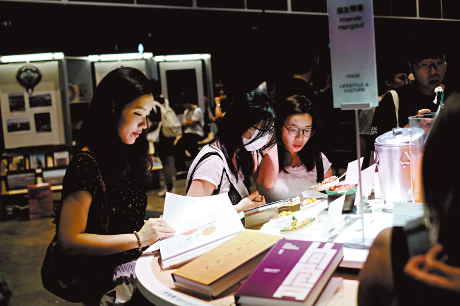 ●「世界文化藝術廊」設置互動裝置，推介參觀者前往指定餐桌閱讀書籍、欣賞展品。 香港文匯報記者涂穴  攝