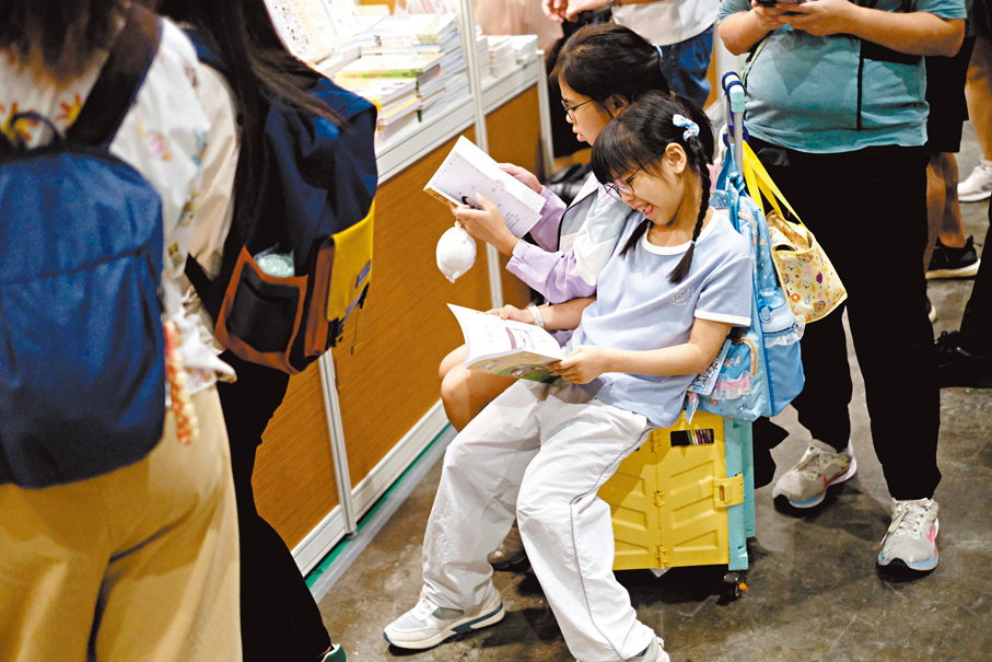 ●小朋友急不及待打開新書閱讀。  香港文匯報記者涂穴  攝