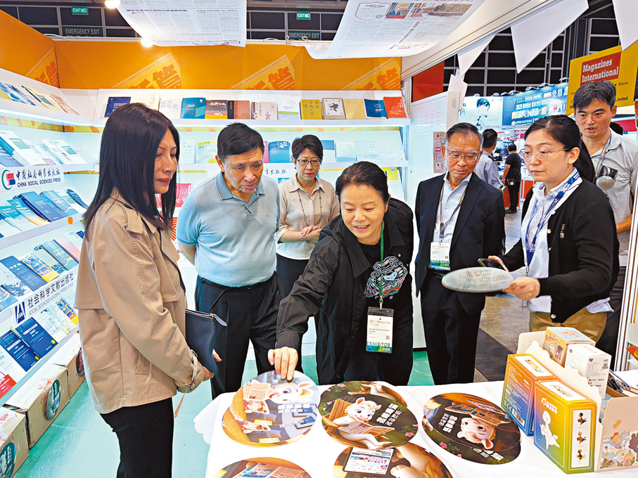 ●郭炳聯（左二）昨日到大公文匯傳媒集團的展攤參觀。