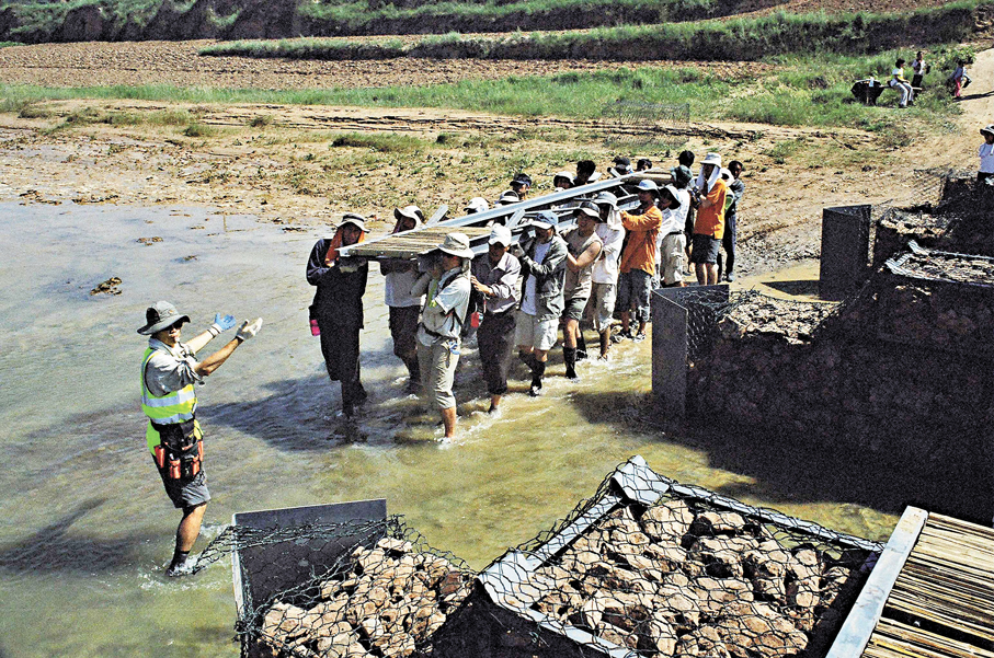 ●學生義工們在搬運橋架。 受訪者供圖