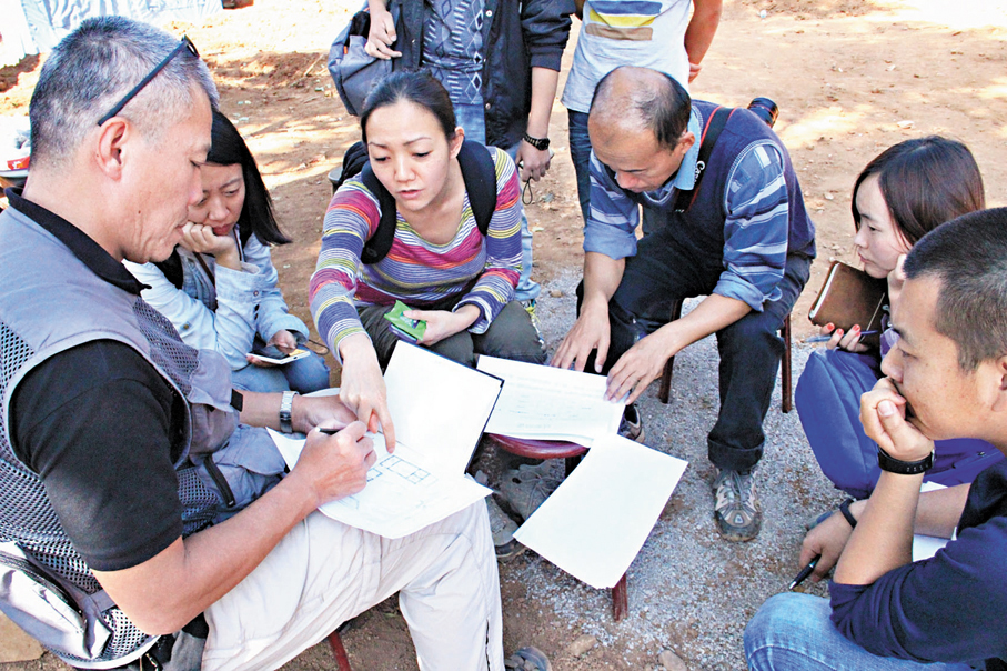 ●吳恩融發起的「一專一村」團隊，2014年在四川地震災區調研。 受訪者供圖