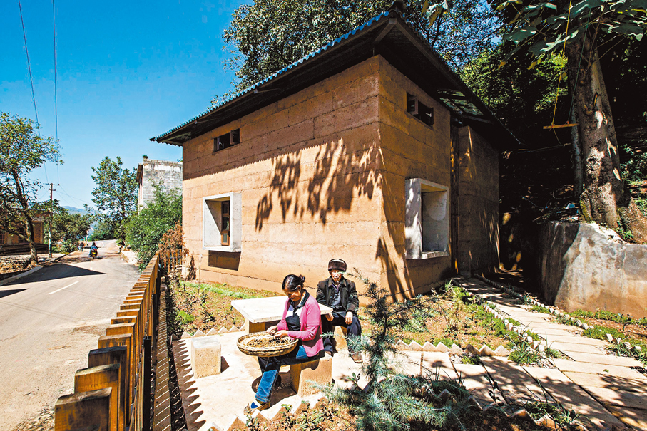 ●「一專一村」計劃位於四川光明村的抗震夯土示範房屋。受訪者供圖