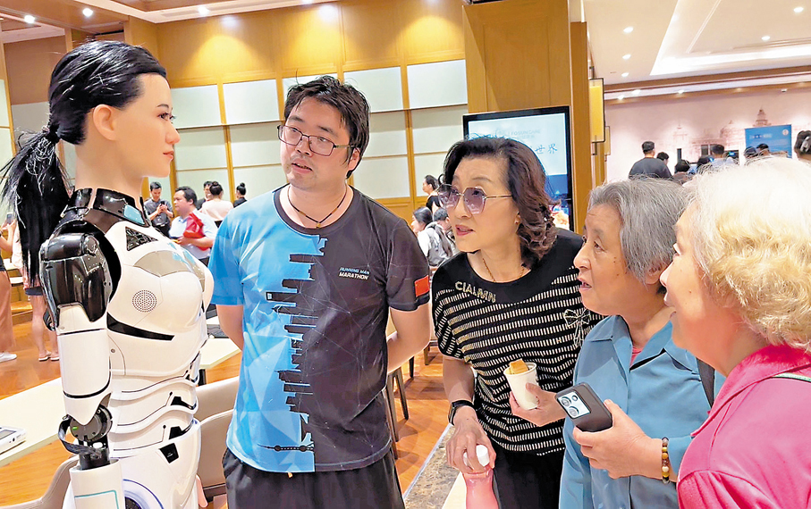 ●銀髮族圍觀清寶機器人，她們對人工智能產品的熱情遠超想像。 香港文匯報記者孔雯瓊  攝