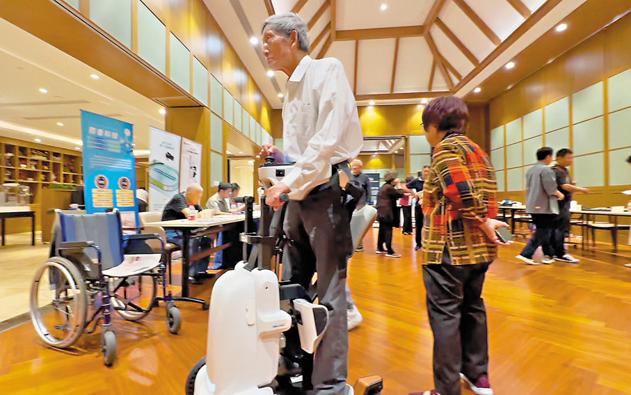●一家養老院的銀髮族在體驗智能輪椅。香港文匯報記者孔雯瓊  攝