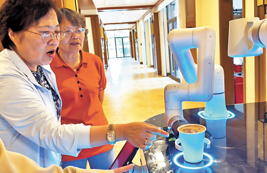 ●老人們享受咖啡機器人製作的拉花咖啡。 香港文匯報記者孔雯瓊  攝