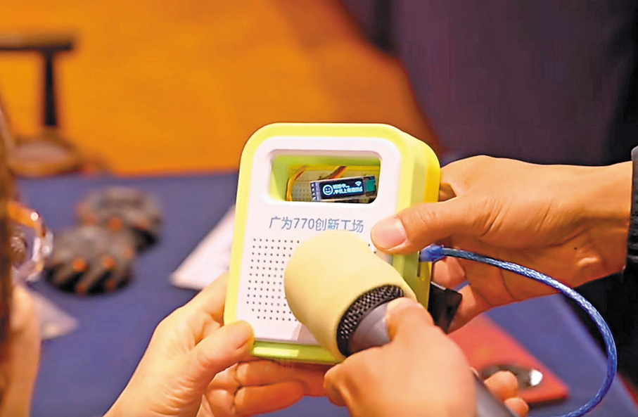 ●可以陪伴老人聊天的智能機器人。香港文匯報記者孔雯瓊  攝