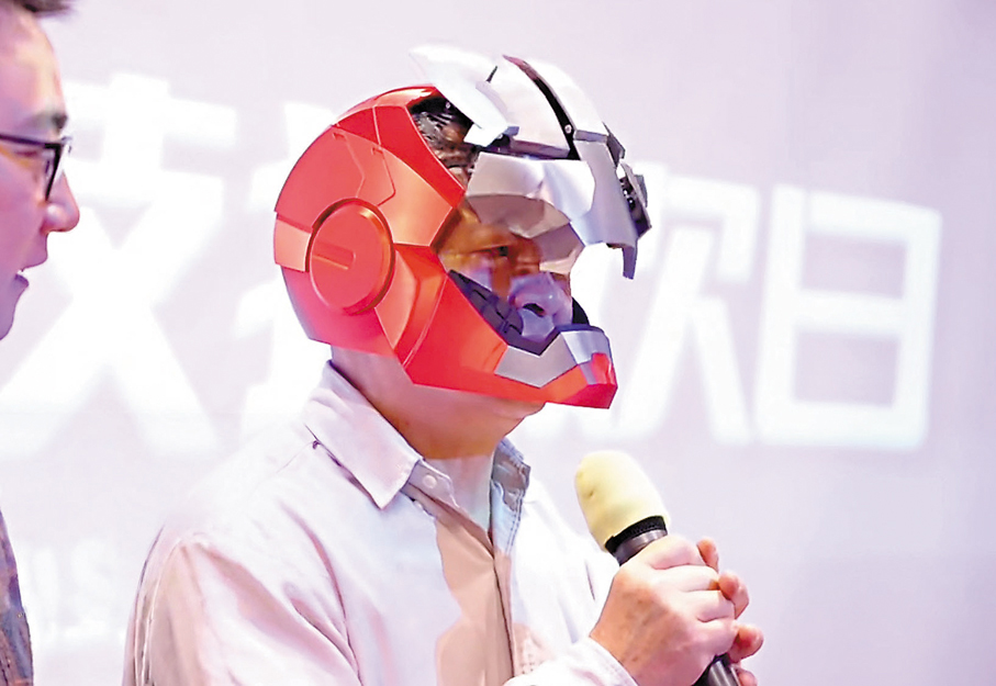 ●長者體驗智能頭盔秒變鋼鐵俠。香港文匯報上海傳真