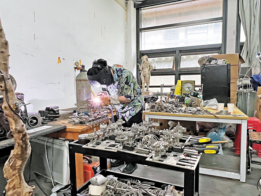 ●工作中的聶士昌。香港文匯報記者俞晝  攝