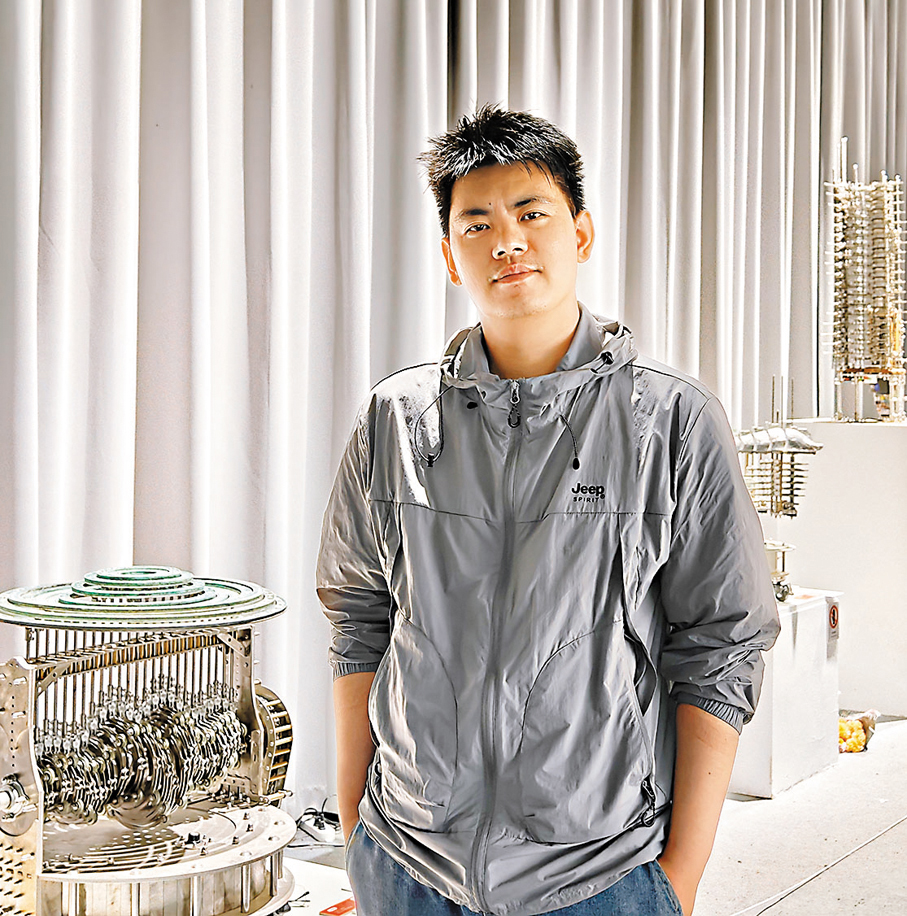 ●聶士昌與他的畢業設計作品。