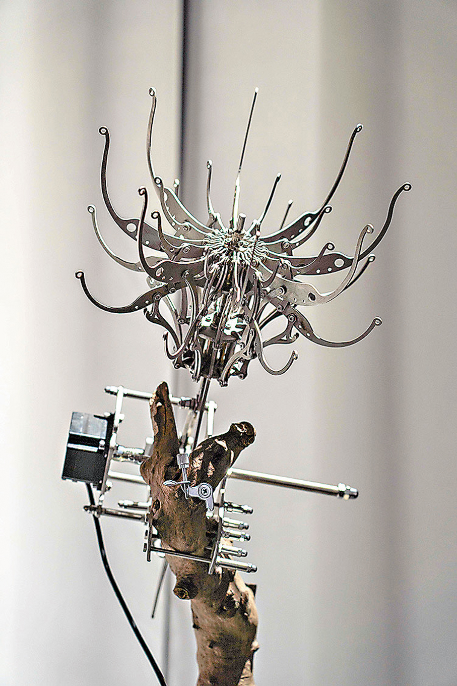 ●在枯木上「盛開」的機械花朵。