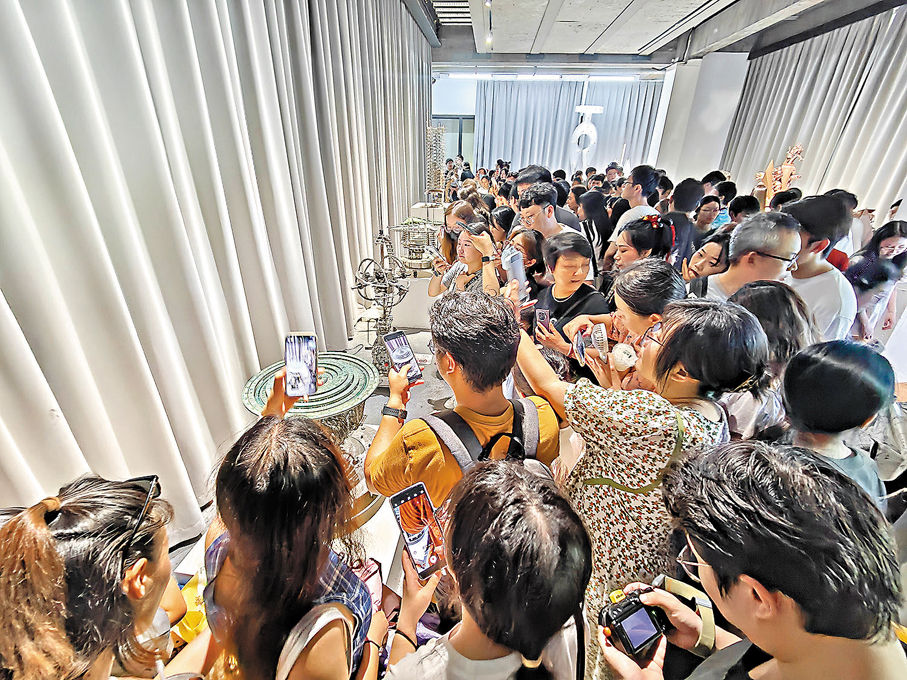 ●參觀者們紛紛拿出手機拍攝《滴動儀》的轉動視頻 。