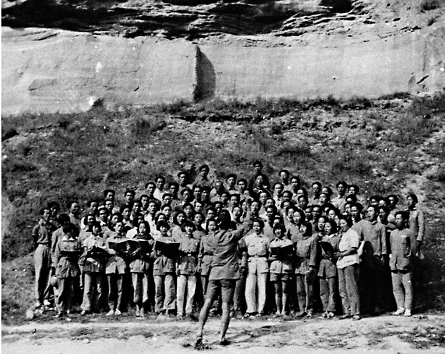 ●冼星海指揮魯藝合唱團排練《黃河大合唱》。 中國藝術研究院供圖