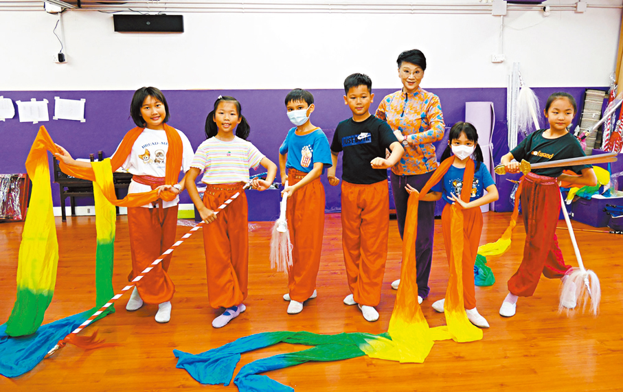 ●圖為劉惠鳴正在為學生上課。