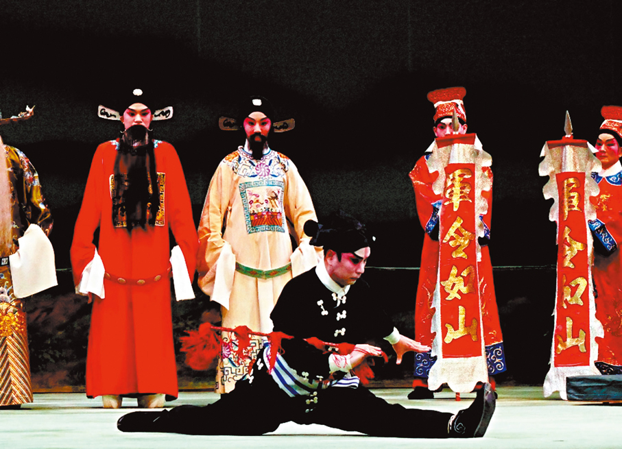 ●洪海擔演《紅鬃烈馬》的主角薛平貴，在「校場降馬」一場戲中，與馬僮表演多種舞台馬術演藝。