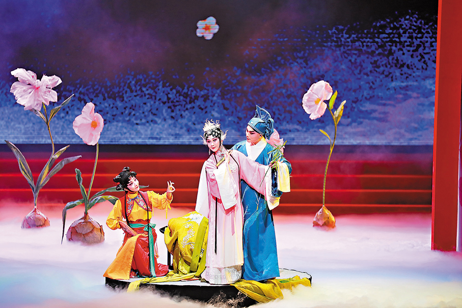 ●贛劇院演員表演贛劇《夢回牡丹亭》。