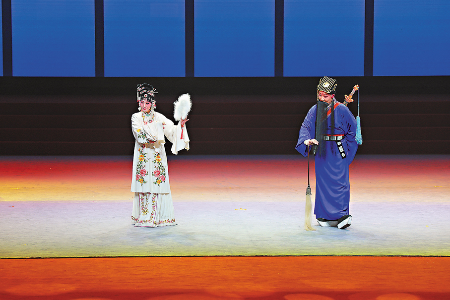 ●涂玲慧（左）表演《八仙飄海·牡丹對藥》。