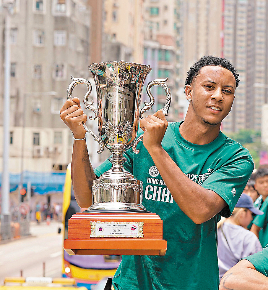 ●後衛韋法頓向球迷高舉港超冠軍獎盃。
