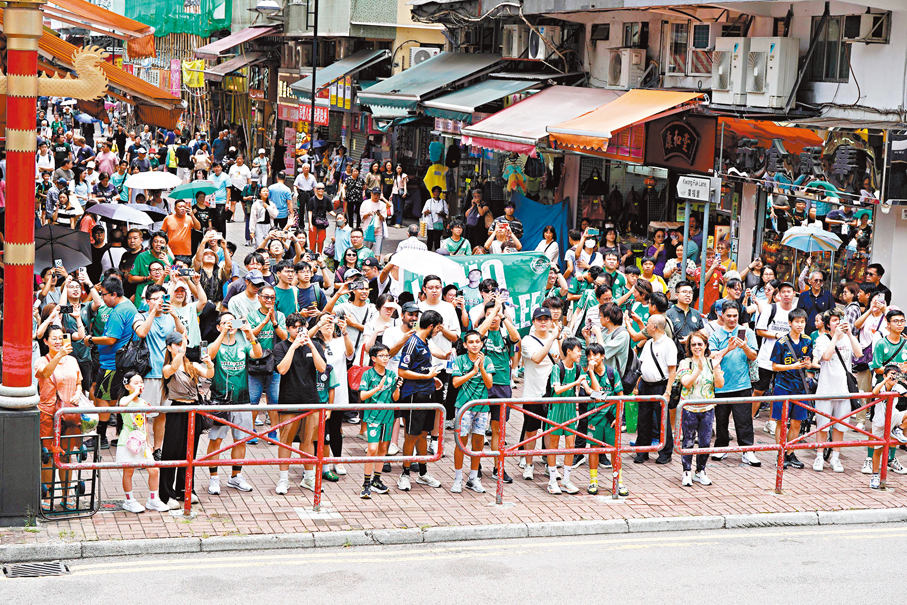 ●大埔球迷與街坊在路旁迎接球隊出巡。