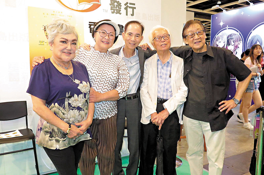 ●黃家禧(中)獲黃淑儀(左二)、張同祖(右一)及邵音音(左一)等到賀。  阿祖 攝